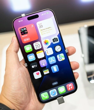 У iPhone 16 Pro массово сбоит экран. Что происходит?