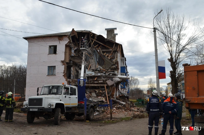 Спасатели разбирают завалы дома | Источник: Максим Улитов / 71.RU