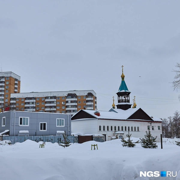 Новогодние мероприятия проводят перед приходом храма в честь Всех Святых, спрятанном в глубине квартала | Источник: Александр Ощепков / NGS.RU