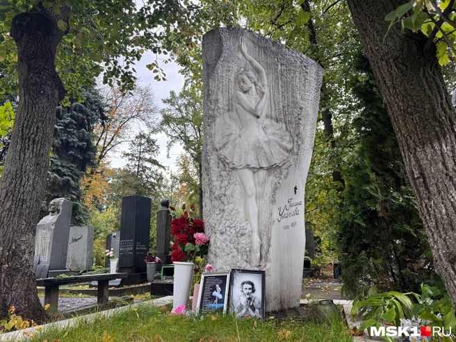 Беломраморный памятник на могиле Галины Улановой сейчас больше похож на серый бетон | Источник: Дмитрий Толстошеев / MSK1.RU 