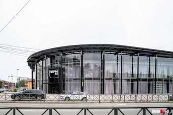 Музей ПЕРММ работает в здании бывшего автосалона Mercedes-Benz… | Источник: Василина Любимова / 59.RU