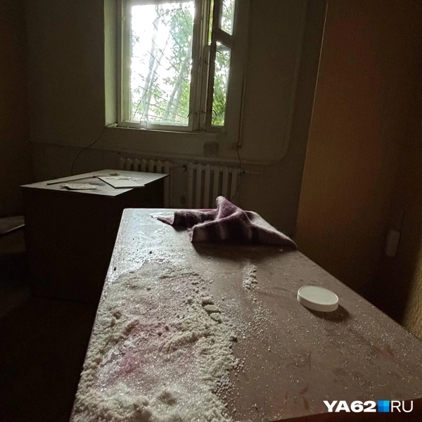 В административной комнате вандалы «постарались»: повалили шкафы, рассыпали пищевую соль, но оставили плед | Источник: Виктория Улитова / YA62.RU