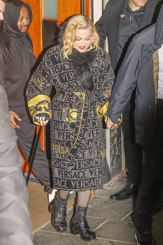 Совсем сдала: сгорбленная Мадонна опирается на трость и прячет лицо