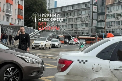 Центр Нижнего Новгорода парализован из-за аварии и упавшего светофора