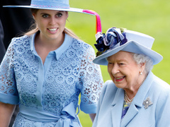Королева Елизавета II первой поздравила внучку принцессу Беатрис с 32-летием