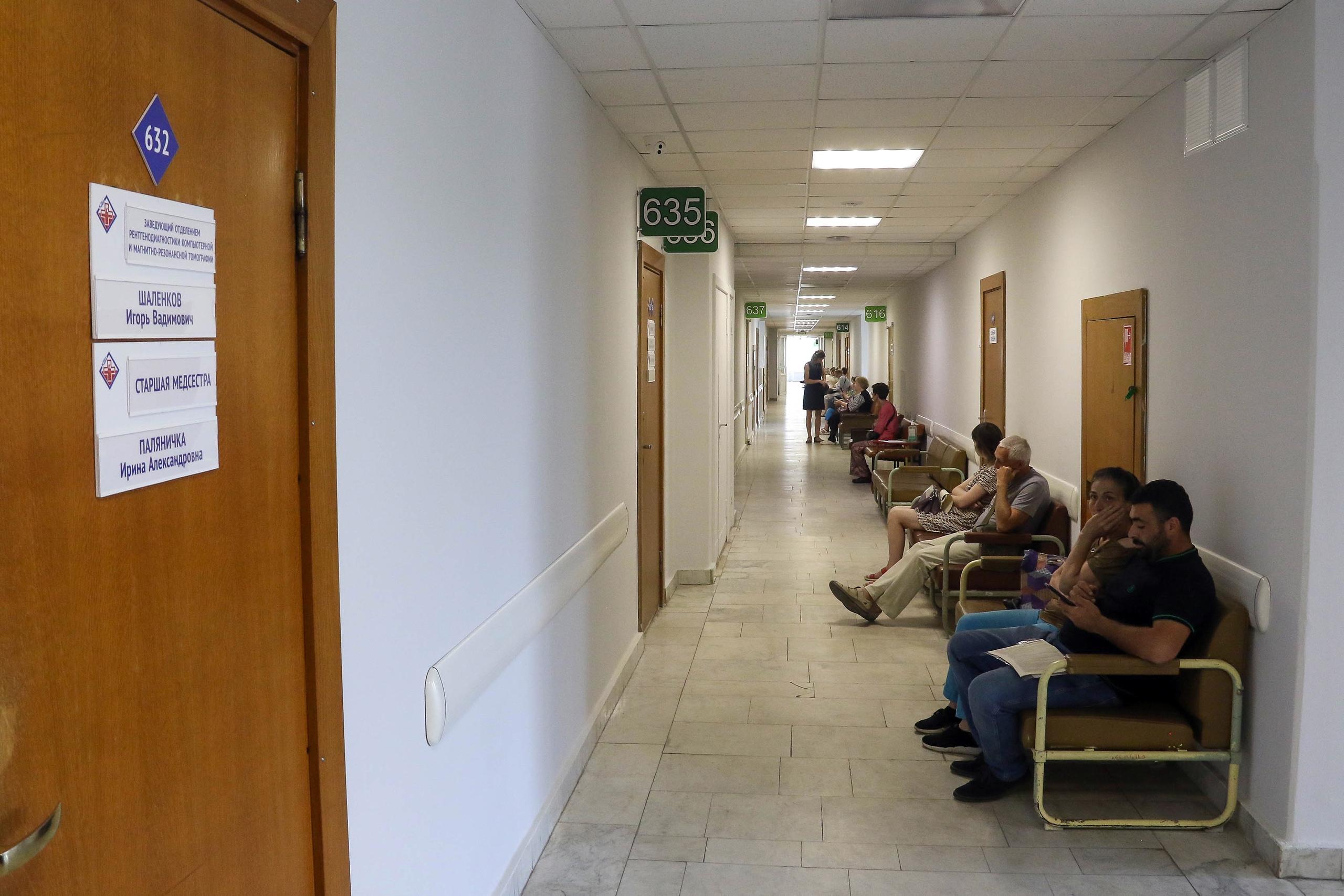 «Сюда только умирать приходить». Что нижегородцы пишут о поликлиниках, к которым предлагают прикрепиться «Госуслуги»