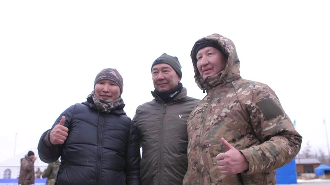 Слева Михаил Ефимов, в центре Айсен Николаев, справа Леонид Архангельский | Источник: Айсен Николаев, Глава Республики Саха (Якутия). Официальный канал. / T.me