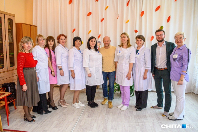 Традиционное фото вместе с коллективом | Источник: Олег Фёдоров / CHITA.RU