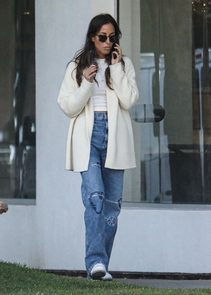 Хиппи-джинсы и белый кашемир: рассматриваем образ новой девушки Брэда Питта, которую громко осудили фанаты