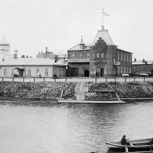 В июле 1867 года на стрелке Москва-реки и Водоотводного канала официально открылся Императорский Московский речной яхт-клуб, созданный по образу и подобию петербургского яхт-клуба. Клуб занимался популяризацией гребного спорта, а также ряда других дисциплин. На фото, сделанном около 1900 года, запечатлено здание Императорского Московского речного яхт-клуба | Источник: pastvu.com
