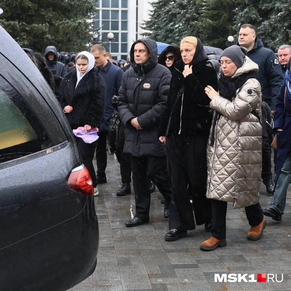 Машина вместе с прощающимися отправилась в сторону могилы Пиманова | Источник: Артем Устюжанин / MSK1.RU