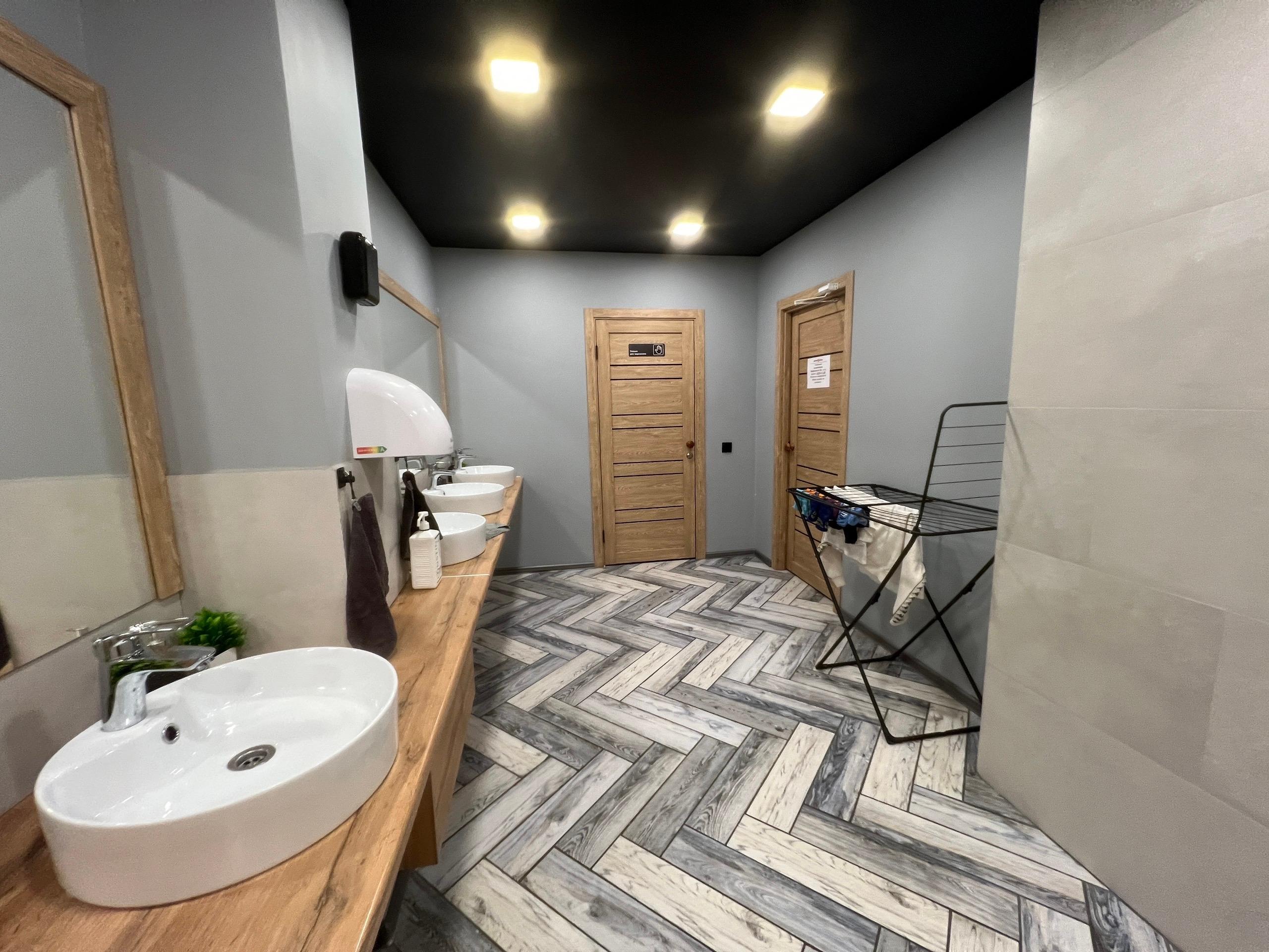 «Дешёвое жильё стало дорогим»: турист — о том, почему гостиницы и хостелы снова в моде