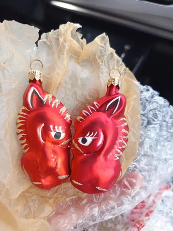 Понять, что это лошадь, очень непросто, но отзывы у игрушек хорошие: покупатели благодарят продавца за новогоднее настроение | Источник: Ozon.ru / Надежда Ф.