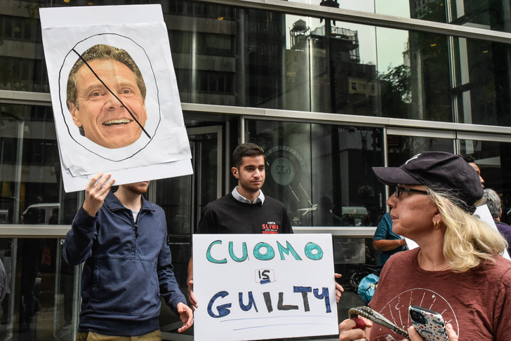 «Смеялся над Моникой Левински»: губернатор Нью-Йорка покинул пост из-за обвинений в харассменте