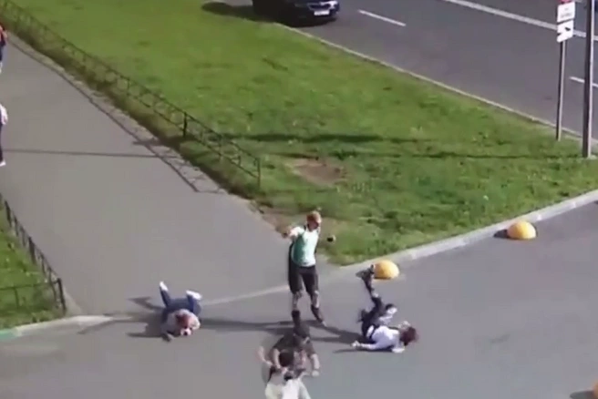 Петербурженка отсудила больше 200 тысяч у самокатчика, ехавшего с пассажиркой по тротуару. Осталось его найти | Источник: кадр из видео