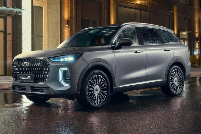 На бывшем заводе Volkswagen в прошлом году стартовал выпуск автомобилей Tenet T4, T7, T8 — переименованных кроссоверов Chery семейства Tiggo. В 2026-м ожидается флагманский Tenet T9 на базе Tiggo 9. Вероятно, модель получит тот же 2-литровый 245-сильный мотор, автомат и полный привод | Источник: chery.ru