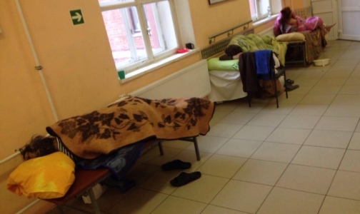 После опубликования в СМИ фото лежащего на полу пациента Покровскую больницу проверит прокуратура