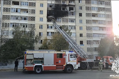 В Элисте потушили пожар в нежилом подъезде