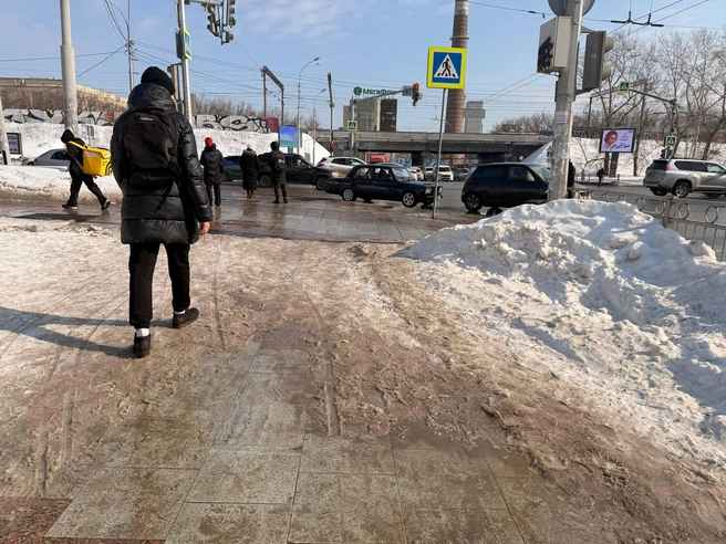 Екатеринбург погрузился в привычную весеннюю распутицу | Источник: Полина Краснопевцева / E1.RU