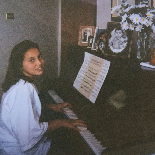 Алсу занимается, снимок 1995 года