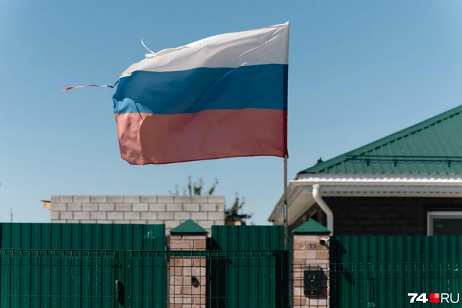 Над калиткой развевается триколор | Источник: Наталья Лапцевич