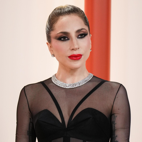 Самый вирусный момент «Оскара-2023»: Леди Гага бросилась поднимать фотографа, упавшего на ковровую дорожку