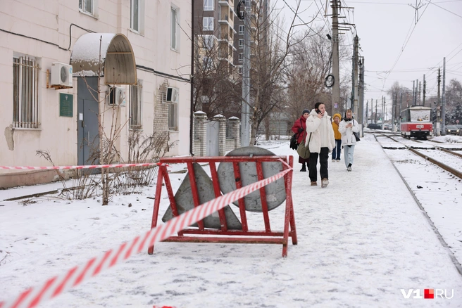 Опасное место огорожено для безопасности пешеходов | Источник: Алексей Волхонский / V1.RU
