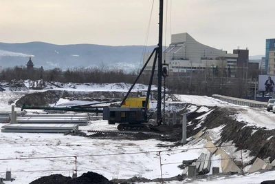 В Красноярске на Стрелке вбили сваи для гостиницы