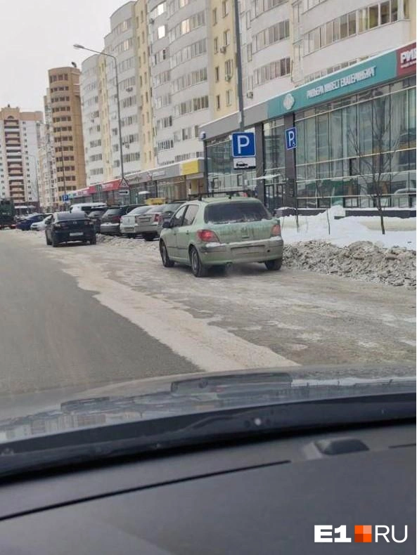 Никита был припаркован в зоне действия этого знака | Источник: читатель E1.RU 