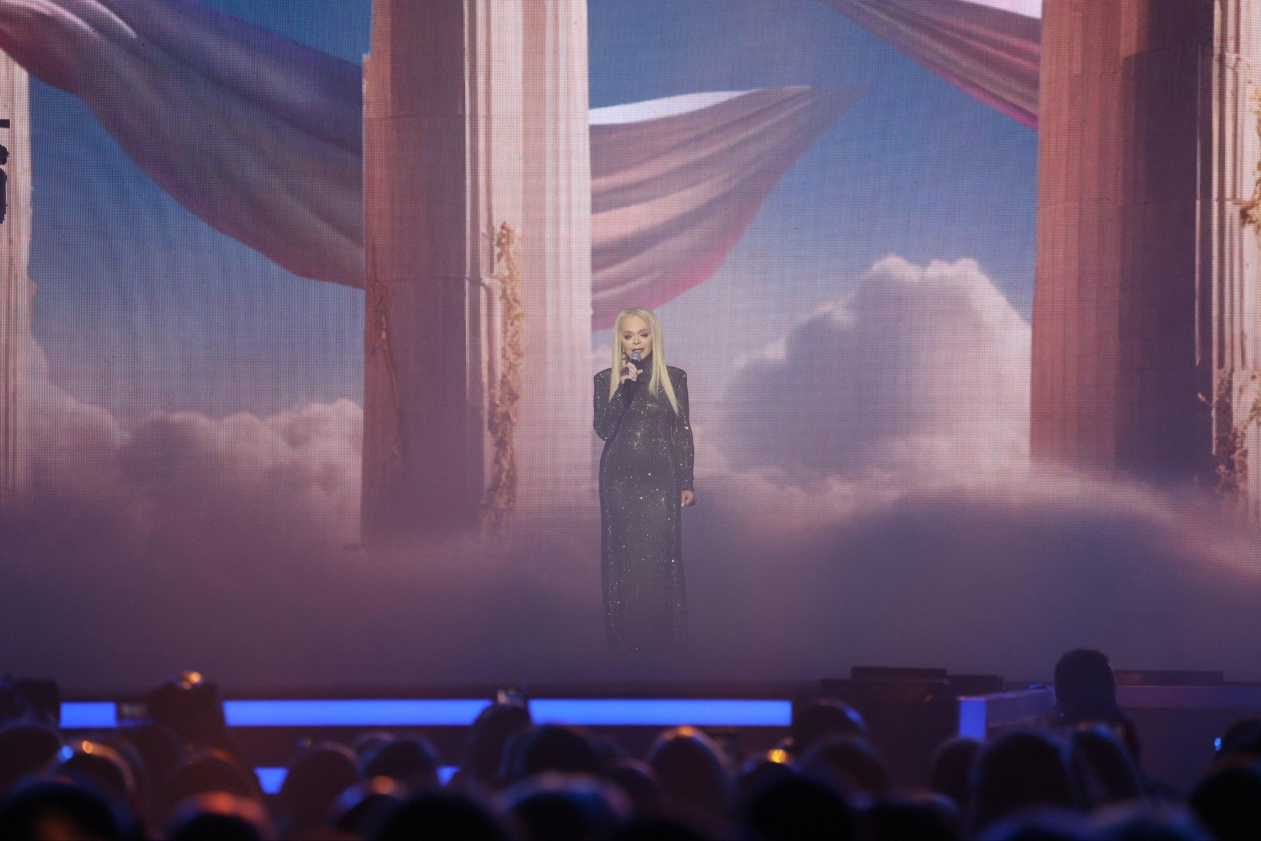 Отказалась общаться с журналистами и убежала: Долина впервые вышла на сцену после массовой отмены 