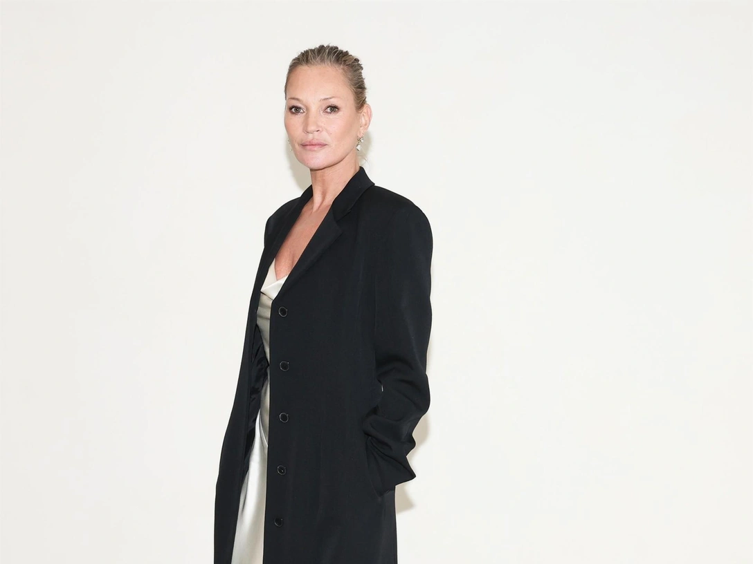 Истинная роскошь — это когда не жалко? Кейт Мосс и ее Kelly на пляже Ибицы | marieclaire.ru