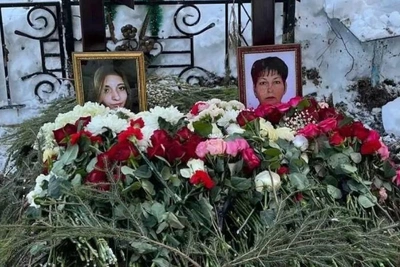 Котоняню Олесю похоронили с бабушкой в Москве