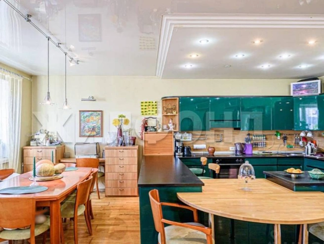 Просторное помещение разделено на функциональные зоны с применением цветовых решений | Источник: N1 / Жилфонд 