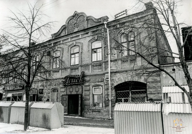 На Кирова, 100 в 1994 году можно было купить подержанные джинсы и «адидасы» | Источник: ЦИКНЧ