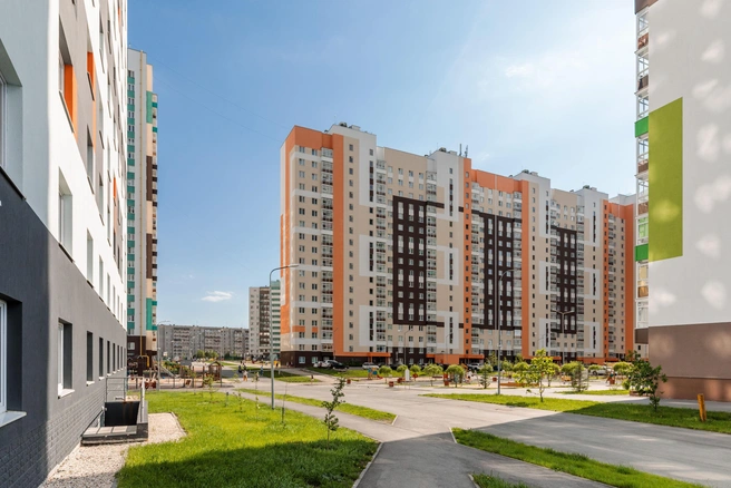 Дорога до автобусной остановки проходит по широким прогулочным аллеям и занимает всего пару минут  | Источник: «Группа ЛСР»