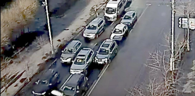 Два упрямых водителя устроили
абсурдное ДТП и стали объектом спора в соцсетях (видео) | ngs24.ru