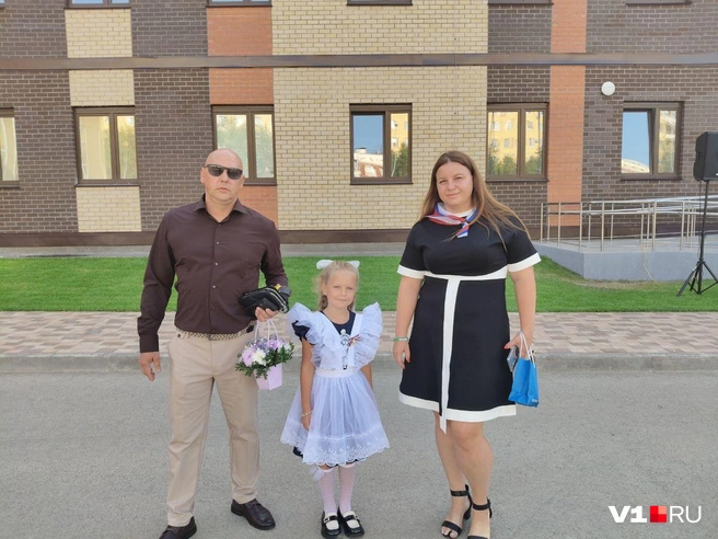 Дочка — первый раз в первый класс, мама — первый день на новой работе | Источник: Мария Умнова / V1.RU