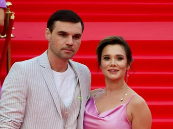 «Квартиру бы поменяли, там же моя энергия»: Артем Алексеев обвинил жену Галину Безрук в измене с музыкантом