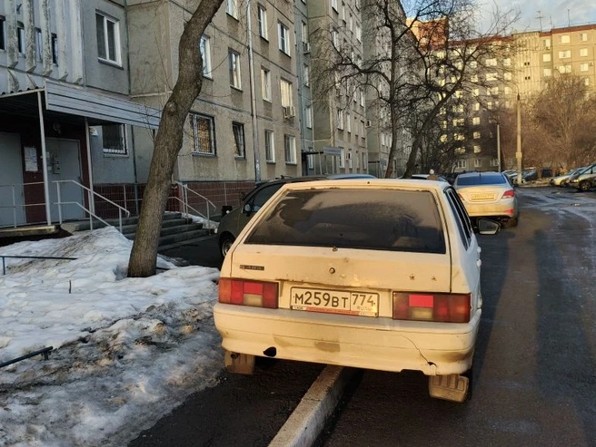 «Постоянно паркуется у четвертого подъезда на Университетской Набережной, 30,&nbsp;— пишет автор. —&nbsp;Просьбы к водителю не помогают, заявления в Госавтоинспекцию игнорируются» | Источник: читатель 74.RU