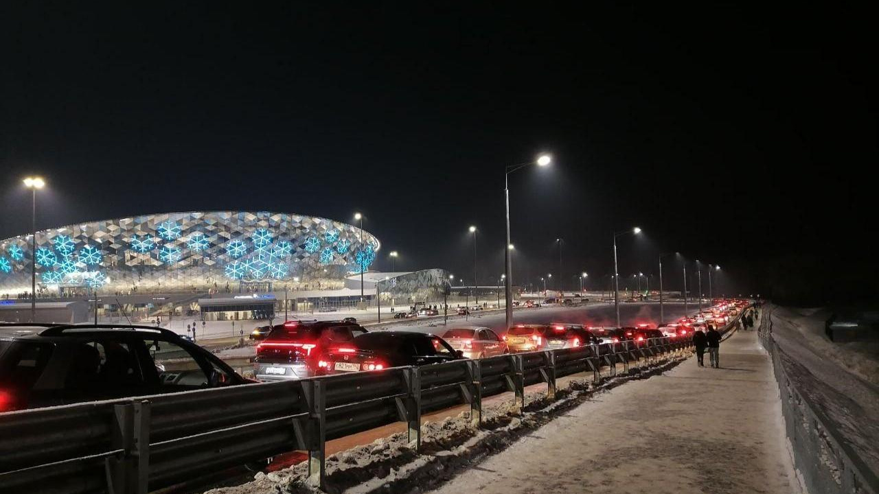 Дорогу к ЛДС «Сибирь-Арена» сковала большая пробка — куда собрались новосибирцы