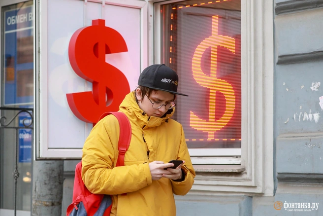 Спрос на доллар в декабре обычно ниже | Источник: Сергей Коньков / FONTANKA.RU