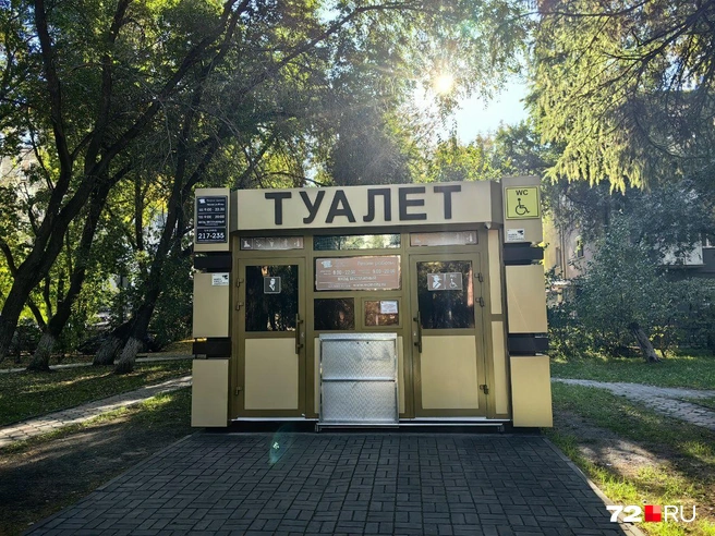 В Сквере Немцова стоит такая же кабина  | Источник: Павел Красоткин / 72.RU 