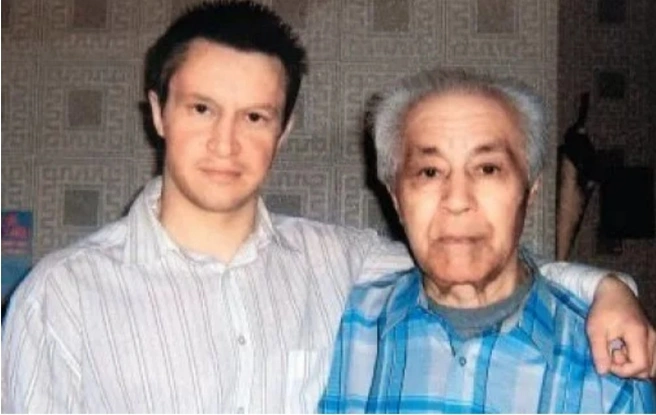 Пичушкин вместе с дедушкой, к которому он был особенно привязан | Источник: «Известия»