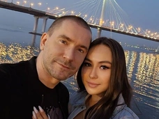 Синайский вдовец Олег Винник и его новая девушка снялись полуголыми в ванной