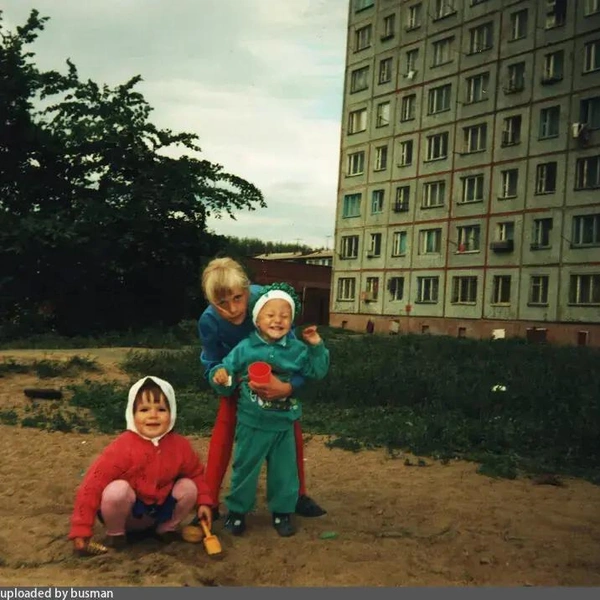 1998 год. Судя по тому, как одеты дети, на улице прохладно. Но погода не мешает играть в песочнице | Источник: Л.&nbsp;Ф.&nbsp;Любушкина / Pastvu.com