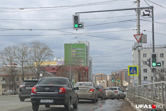 А тут поворот исключительно под стрелку