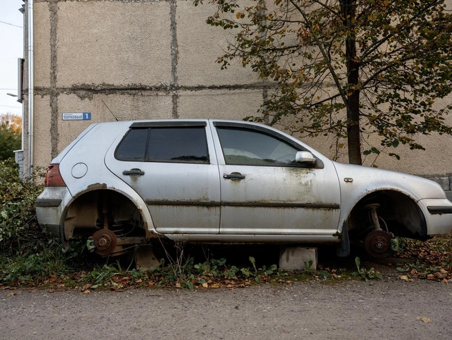 Брошенные автомобили стали привычной частью местного пейзажа | Источник: Александр Куренной / 76.RU