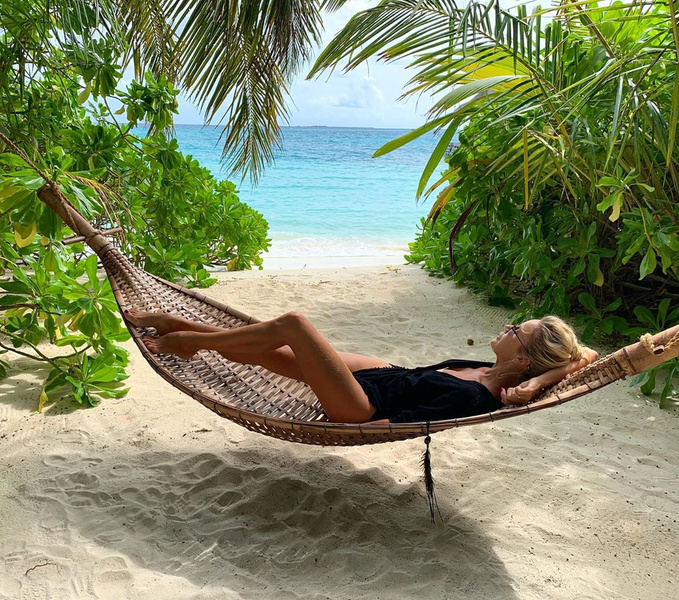 Лена Летучая расслабляется на пляже на Мальдивах