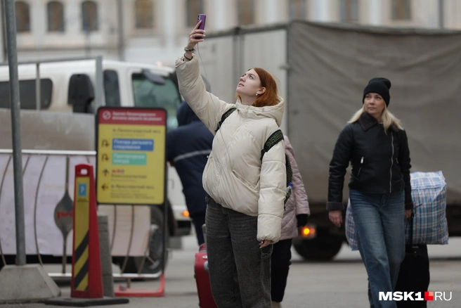 То ли делают селфи, то ли ловят сеть  | Источник: Дмитрий Толстошеев / MSK1.RU
