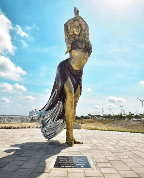 6-метровую бронзовую статую Шакиры установили в Колумбии